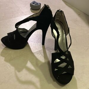 NWOT Guess Platform 5” heels suede material